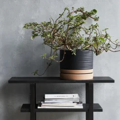 House Doctor Heimdekor|Blumentöpfe Und Übertöpfe|Pflanzgefäß m. Untertasse, HDAstu, Schwarz/Natur